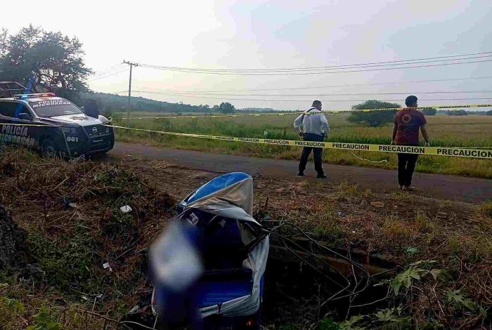 Camioneta embiste a mototaxi en Pajacuarán; hay tres fallecidos