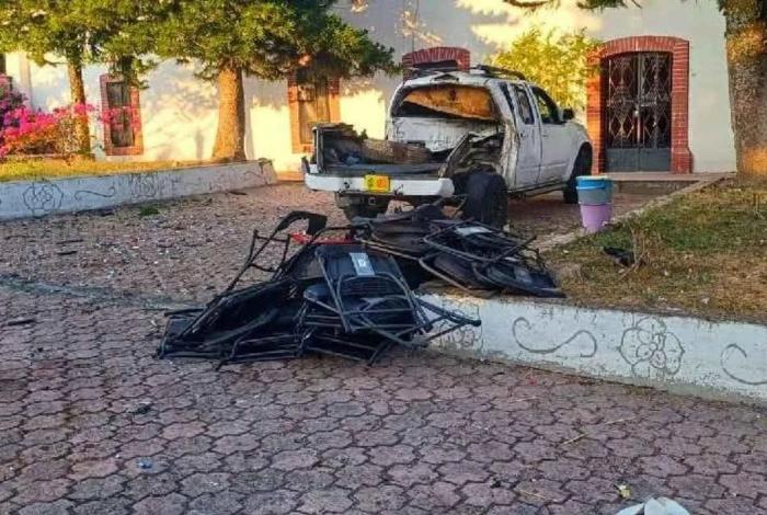 Camioneta explota por pirotecnia en Santa Ana Maya, Michoacán