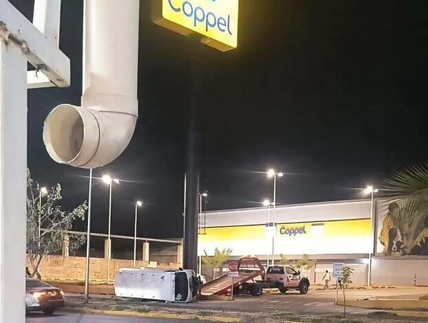 Camioneta invade carril, se brinca camellón, embiste a motociclistas y vuelca en Apatzingán