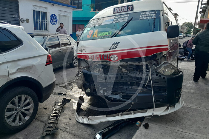 Camioneta particular ocasiona choque con una combi en la López Mateos; hay 4 lesionados