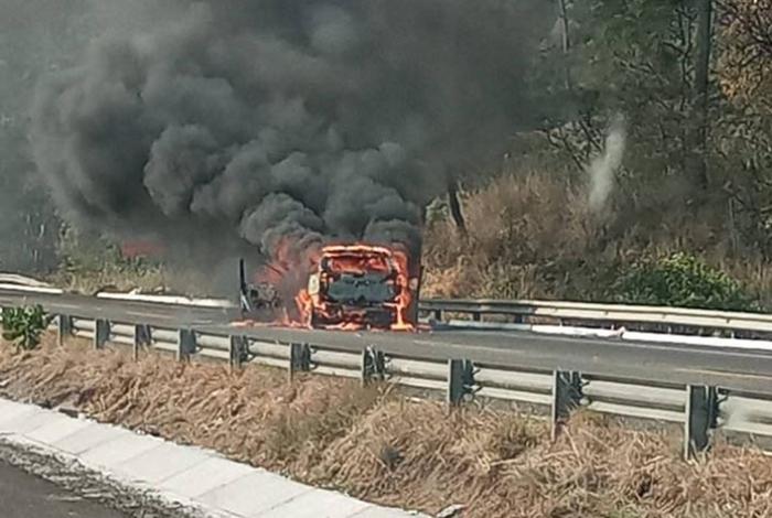 Camioneta se incendia sobre la autopista Siglo XXI; no se reportan víctimas