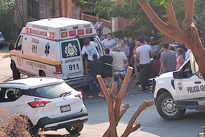 Camioneta sin frenos provoca choque múltiple y deja a familia herida en Apatzingán