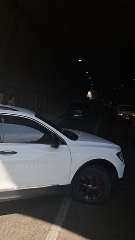 Camioneta sufre accidente en túnel del distribuidor salida a Charo; sin lesionados