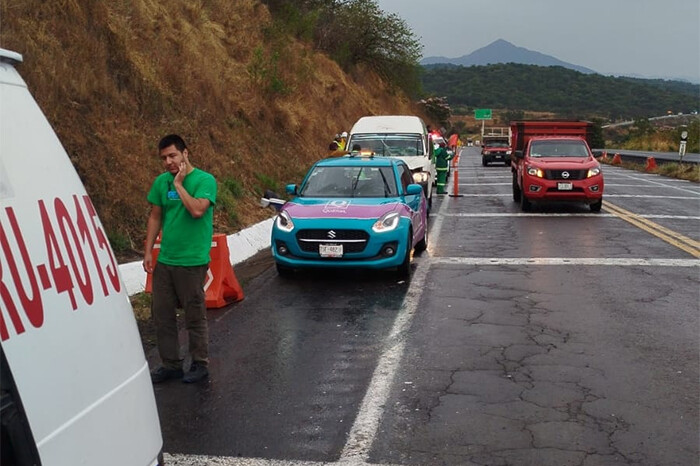 Camioneta tipo turismo choca por alcance contra camión materialista en la Siglo XXI