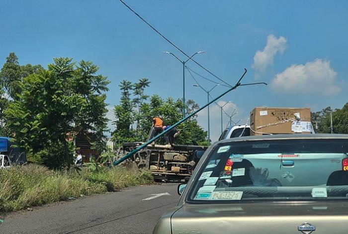 Camioneta vuelca en la salida a Quiroga y se impacta contra poste