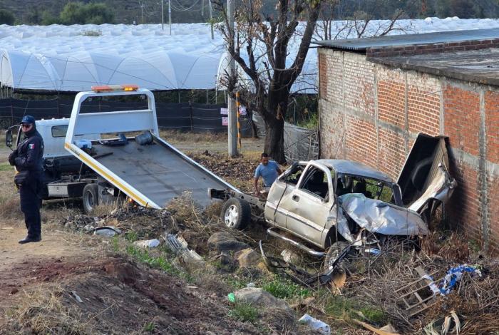 Camioneta vuelca en Tangancícuaro; hay 11 lesionados