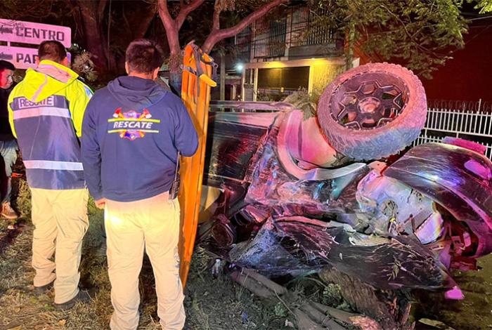 Camioneta vuelca sobre la Calzada Benito Juárez de Uruapan