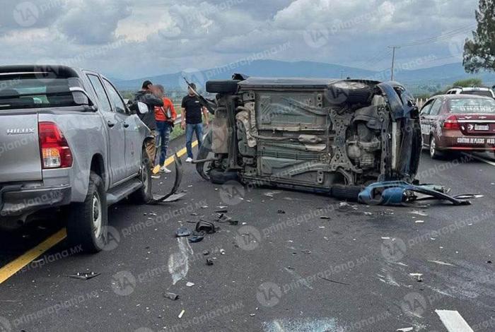 Camioneta y auto protagonizan aparatoso choque en la México-Guadalajara