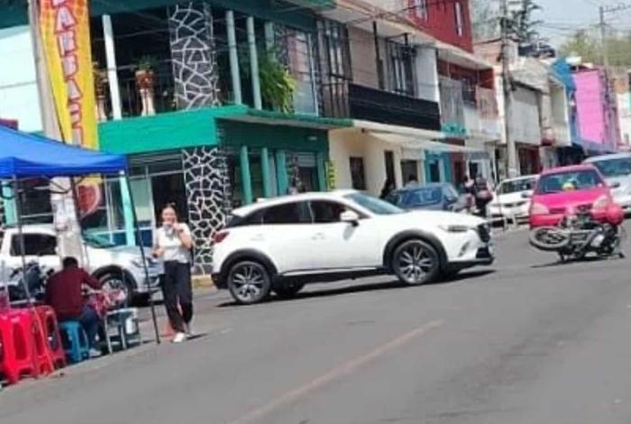 Camioneta y moto protagonizan choque en la colonia moreliana Felicitas del Río; hay 1herido