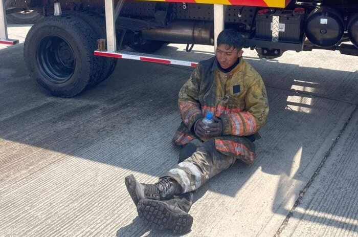 Cansancio y sed: la foto de un bombero de Zitácuaro que rompe las redes sociales