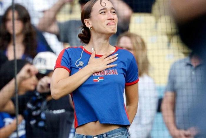 Cantante latina interpreta himno de EU en español en protesta por redadas