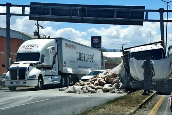 Caos vial en Morelia: Choque de pesada unidad contra poste metálico genera derrame de combustible y cemento