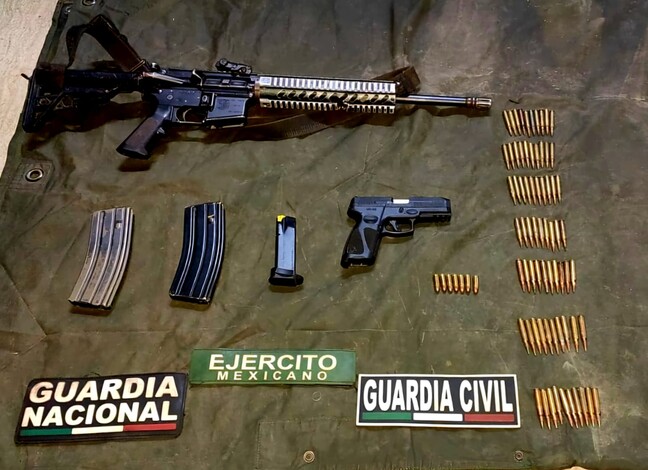 Capturan a pareja que viajaba con armas