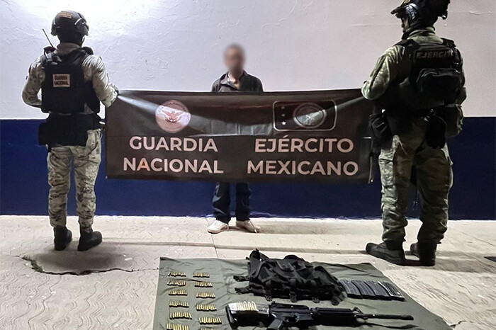 Capturan a presunto integrante del “Cártel de La Virgen” con arsenal, en Acahuato