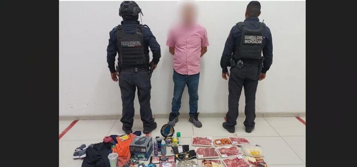 Capturan a sujeto que intentó robar mas de 5 mil pesos en mercancía de Walmart, Zamora