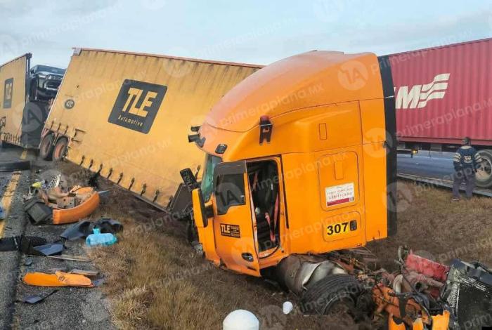 Carambola de tráilers en Autopista de Occidente deja un mu3rto