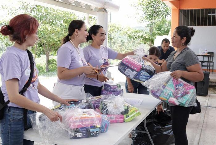 Caravana Jalo x las Mujeres entrega 49 mil productos de higiene menstrual en Apatzingán, Purépero y Aquila