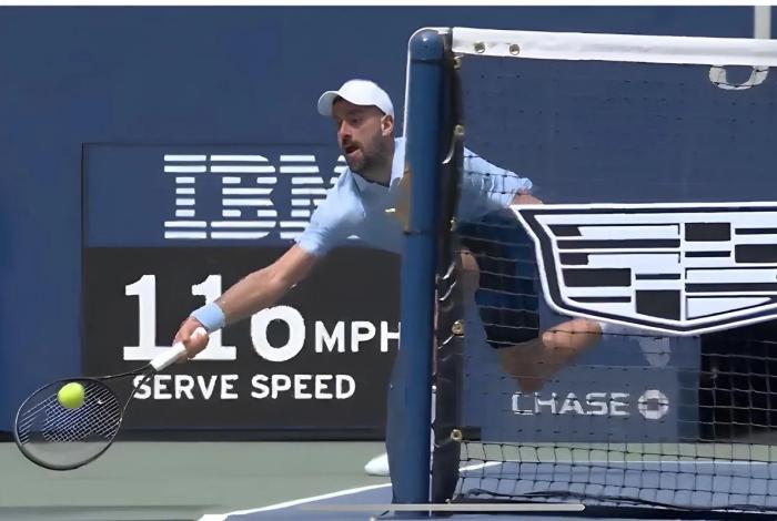 Carlos Alcaraz y Novak Djokovic avanzan sin contratiempos en el US Open 2025