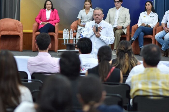 Carlos Quintana se reúne con juventudes para escuchar sus inquietudes