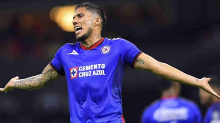 Carlos Salcedo pide su salida del Cruz Azul tras la muerte de su hermana