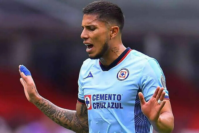 Carlos Salcedo solicitó a Cruz Azul salir del equipo