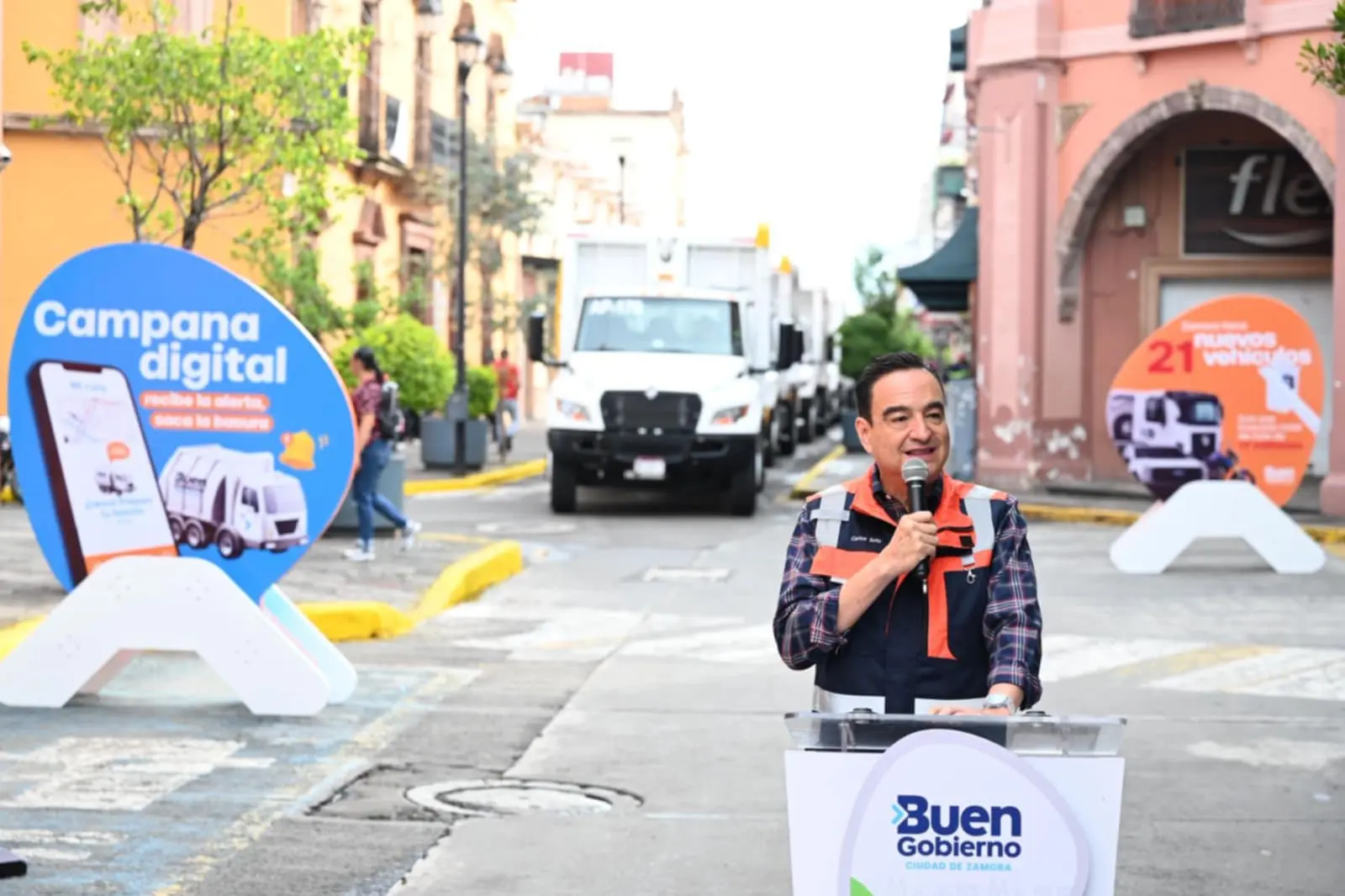 Carlos Soto entregó 21 nuevas unidades motrices para el servicio de los zamoranos