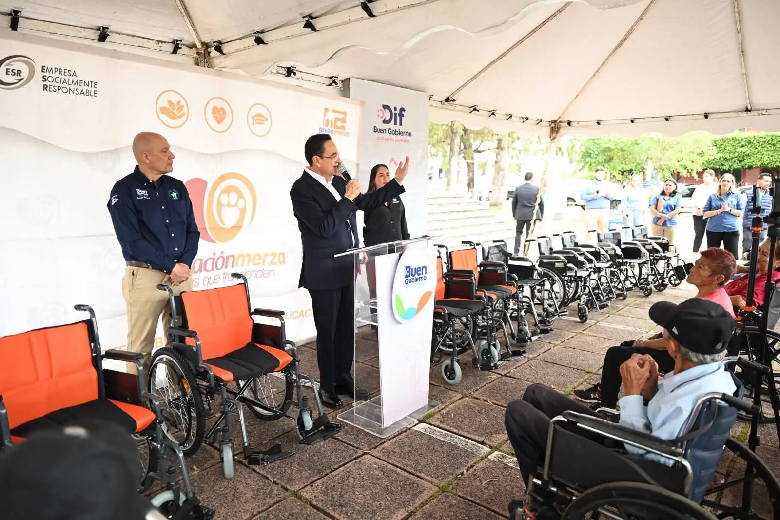 Carlos Soto impulsa la inclusión con entrega de sillas de ruedas en Zamora