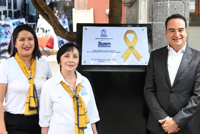 Carlos Soto recibió el distintivo "Municipio Dorado" por su compromiso con la lucha contra el cáncer infantil