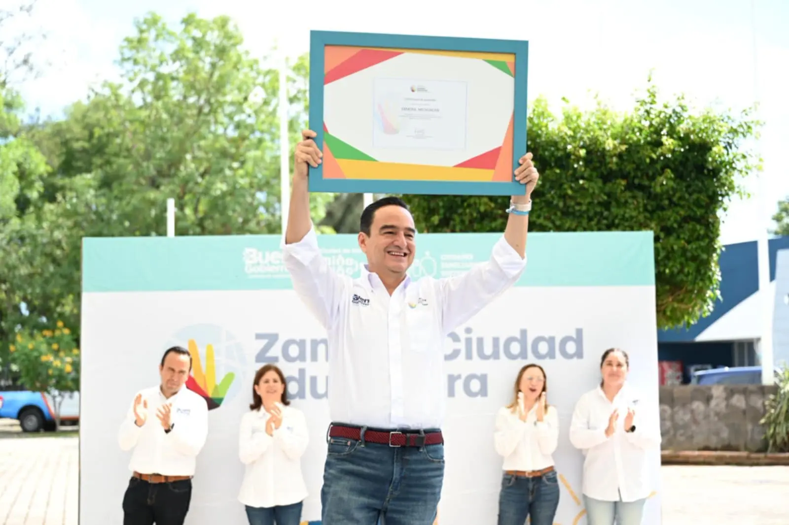 Carlos Soto recibió la insignia de Ciudad Educadora