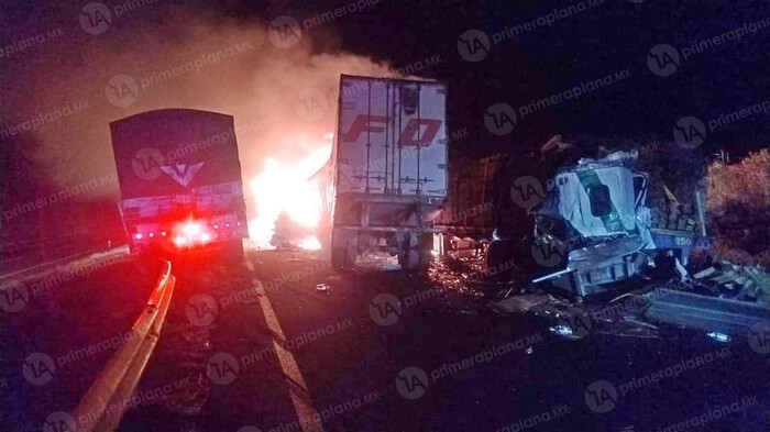 Carmabola en Autopista de Occidente deja varios autos calcinados