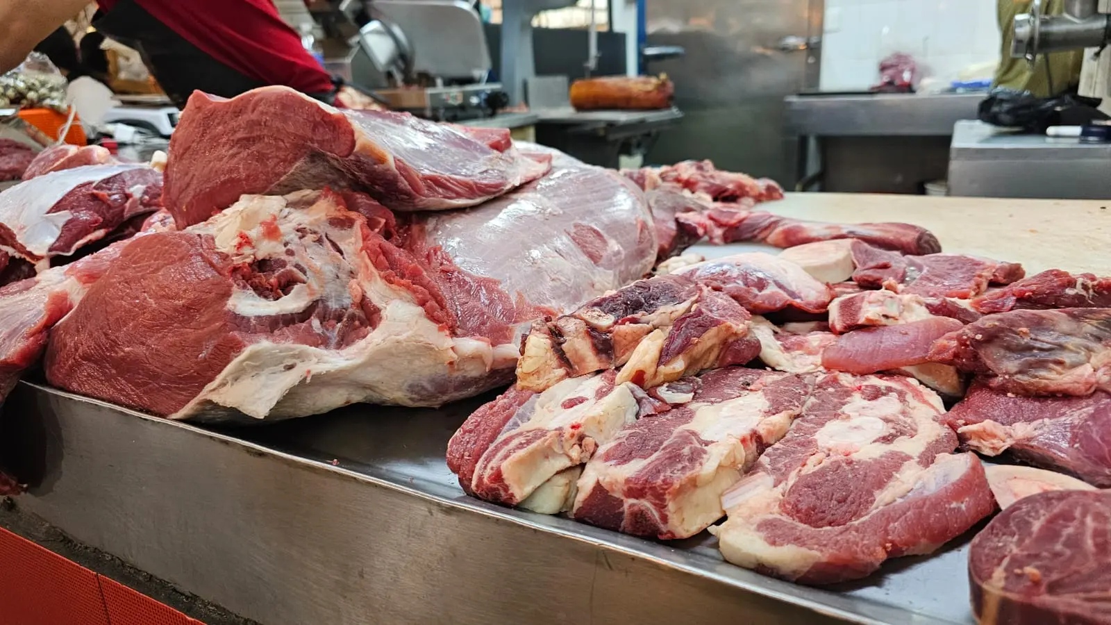 Carniceros del Mercado Independencia reportan estabilidad en precios, pero bajas ventas