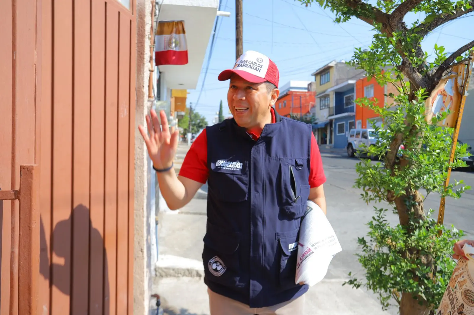 Casa por casa y mano a mano, Barragán informa a la gente sobre el Plan B de la Reforma Electoral