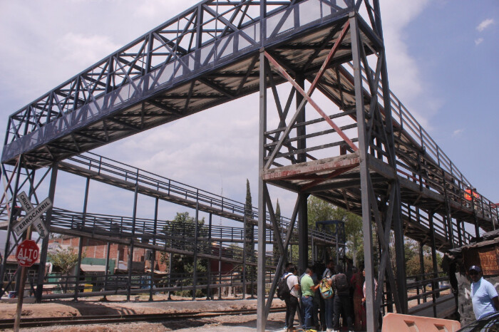 Casi listo, el puente peatonal de la avenida Siervo de la Nación; ya puede  ser usado