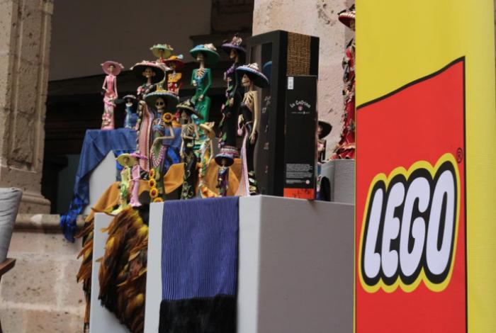 Catrinas de barro de Capula, el nuevo set de LEGO; Bedolla destaca reconocimiento mundial