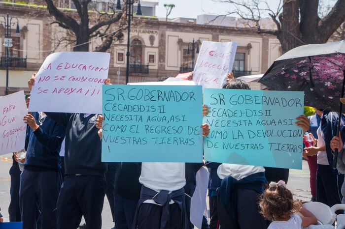 Cecadej se manifiesta en Palacio de Gobierno