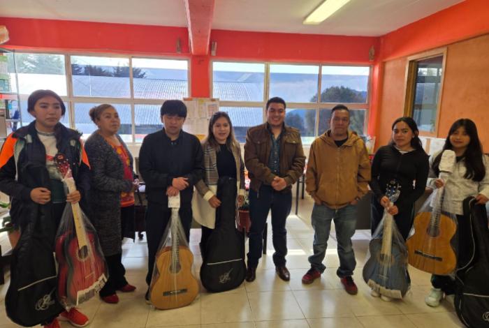 Cecytem Nahuatzen recibe guitarras de Paracho gracias a gestión comunitaria