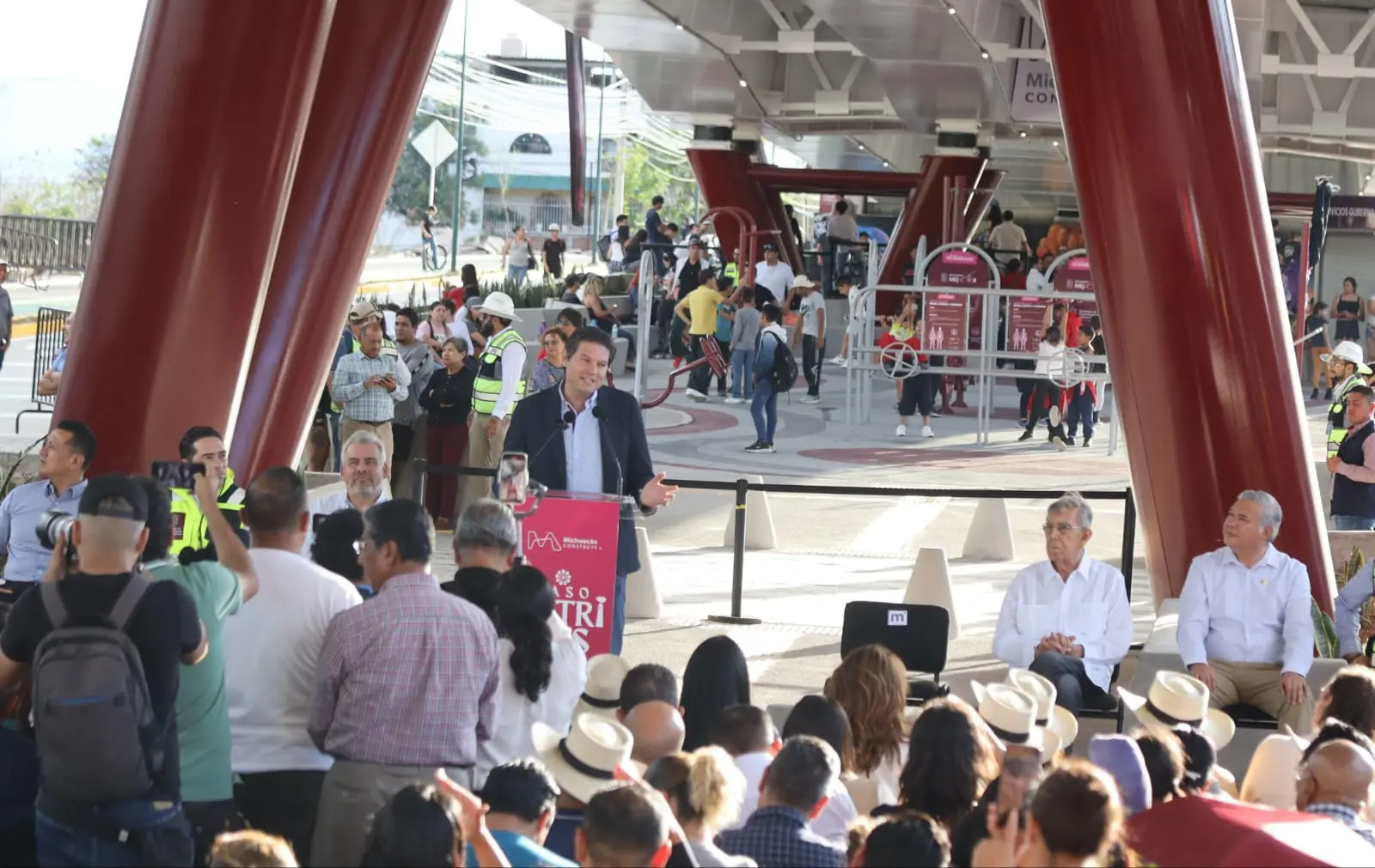Celebra Alfonso Martínez, construcción del Paso Catrinas en Villas del Pedregal
