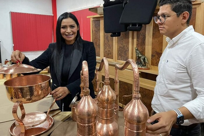 Celebra Araceli Saucedo reconocimiento internacional de las artesanías de Santa Clara del Cobre