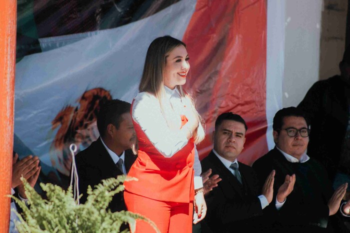 Celebra Dayana Pérez acto conmemorativo a la Bandera de México