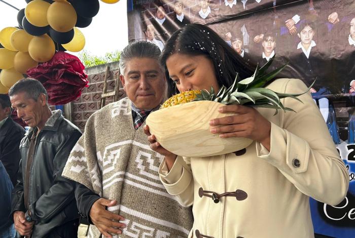 Celeste Ascencio reconoce el esfuerzo de estudiantes en clausura escolar de Uringuitiro