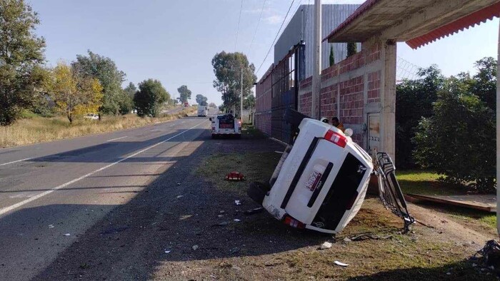 #CEPCM | Volcadura de camioneta deja dos heridos en la Morelia-Pátzcuaro