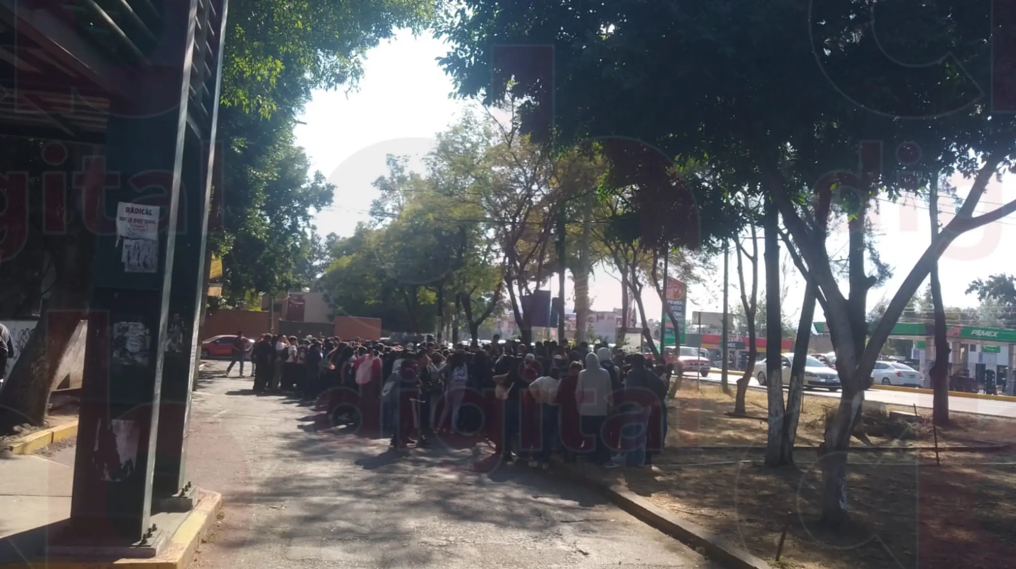 Cerca de 200 normalistas cierran la salida a Pátzcuaro; marcharán hacia Palacio de Gobierno