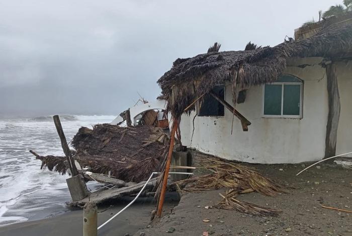 Cerca de 30 palapas afectadas en la costa de Michoacán por Dalila