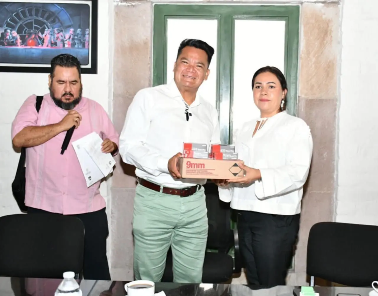 César Erwin realizó la primera entrega parcial de material bélico en Michoacán