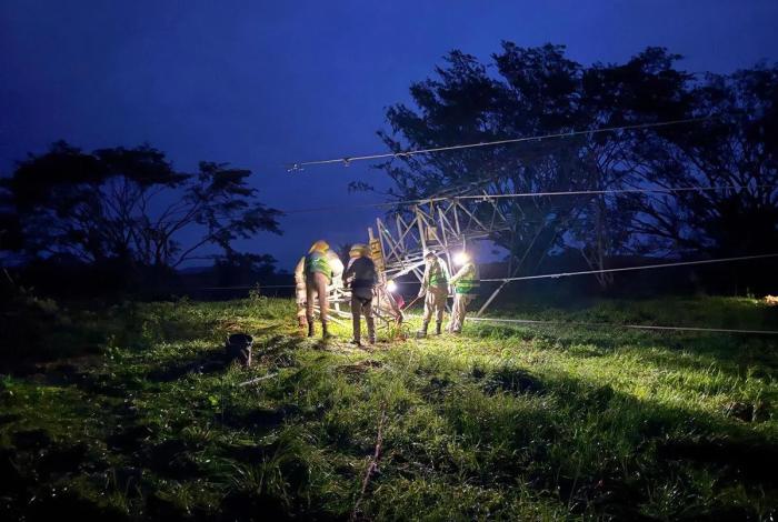 CFE Restablece Energía al 91.7% Tras Huracán Erick