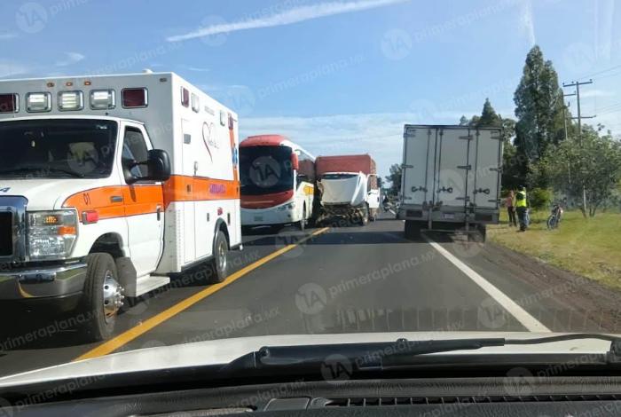 Ch0que de autobús y camión repartidor entorpece tráfico en Churintzio
