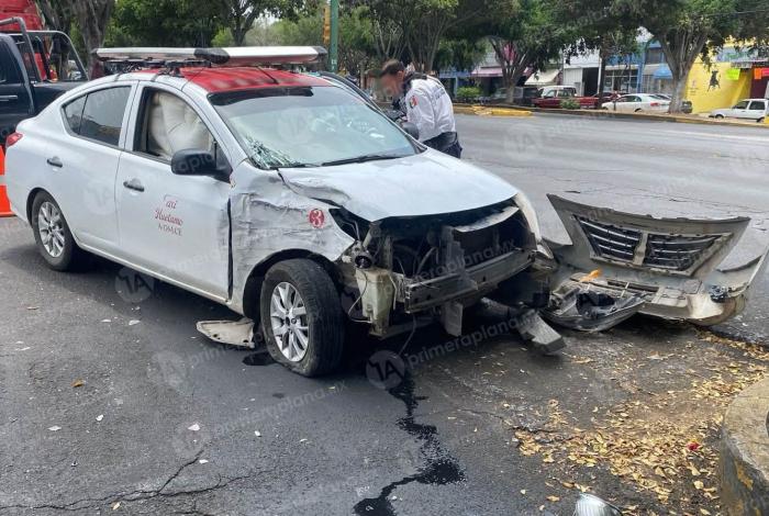 Ch0que entre taxi y combi deja tres lesi0nados en La Huerta, Morelia