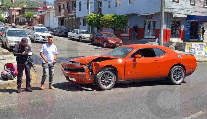 Challenger le da un llegue a un Audi en Uruapan