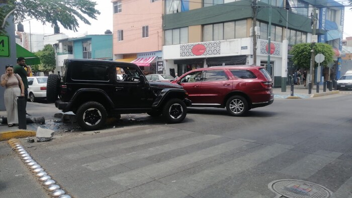 Checa el aparatoso choque entre dos camionetas registrado en la Ventura Puente