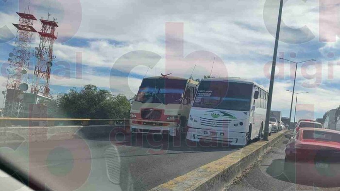 «Chisme» ocasiona tráfico en Tres Puentes